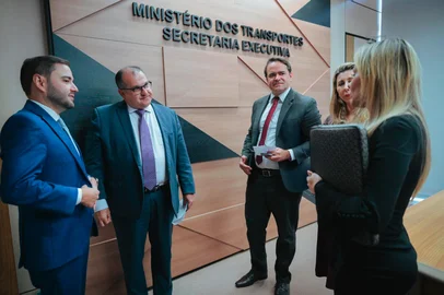 No ministtério dos Transportes, Gabriel souza se encontra com o secretário-executivo, George Santoro, a secretária nacional de transporte rodoviário, Viviane Esse, e o secretário nacional de transporte ferroviário, Leonardo Ribeiro. Com ele a secretária de Planejamento, Danielle Callazans<!-- NICAID(16006961) -->