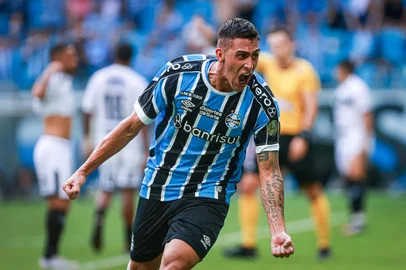 RS - GAÚCHO 2024, GRÊMIO X SANTA CRUZ-RS - ESPORTES - RS - PORTO ALEGRE - 17/02/2024 - GAÚCHO 2024, GRÊMIO X SANTA CRUZ-RS - Cristian Pavón jogador do Grêmio comemora seu gol durante partida contra o Santa Cruz-RS no estádio Arena do Grêmio pelo campeonato Gaúcho 2024. 17/02/2024 - Foto: MAXI FRANZOI/AGIF - AGÊNCIA DE FOTOGRAFIA/AGIF - AGÊNCIA DE FOTOGRAFIA/ESTADÃO CONTEÚDO<!-- NICAID(15682448) -->