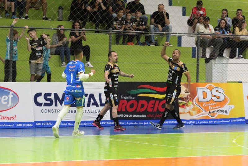 Comemoração de gol da AMF, de Marau, contra a AGE, pela Taça Farroupilha Norte 2024.