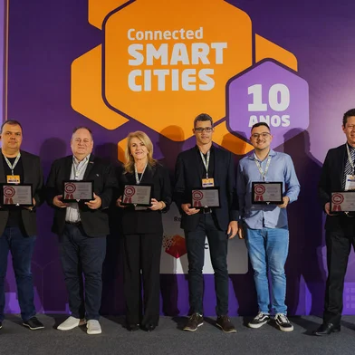 O Município de Caxias do Sul conquistou o selo Connected Smart Cities de Boas Práticas em Cidades Inteligentes. O prêmio foi entregue na quarta-feira (04.09), em São Paulo, durante a 10ª edição do Connected Smart Cities & Mobility. A premiação é concedida pelo Connected Smart Cities e pela Soluções Públicas Inteligentes (Spin), como forma de estimular e reconhecer a inovação no setor público. A vice-prefeita Paula Ioris, recebeu a distinção com o selo Bronze.<!-- NICAID(15859540) -->