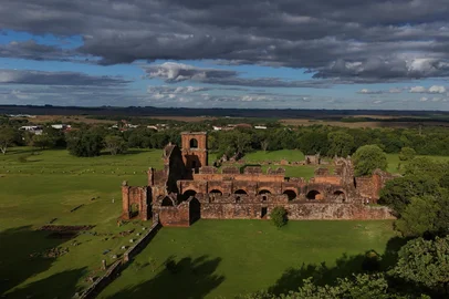 São Miguel das Missões, RS, Brasil — Especial Missões 400 anos. As ruínas de Sítio Arqueológico de São Miguel Arcanjo são o principal remanescente das reduções jesuítico guarani no Brasil, símbolo da organização social, cultural e construtiva desenvolvida entre indígenas guarani e jesuítas.<!-- NICAID(16273619) -->