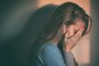 A woman sitting alone and depressedIndexador: Ana AdoFonte: 120458769<!-- NICAID(14345529) -->