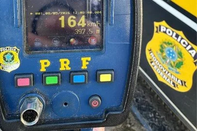 Divulgação / Polícia Rodoviária Federal Motorista é flagrado a 164 km/h em trecho da BR-158, em Livramento