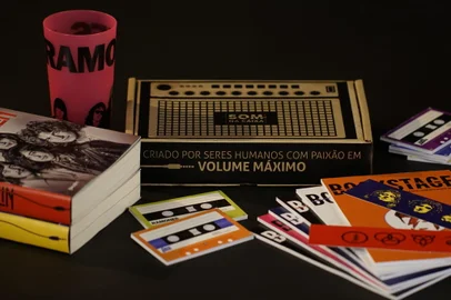 A editora Belas Letras lança no dia 2 de setembro um clube de livros para quem é apaixonado por música: o Som na Caixa. A editora, que se tornou uma referência nesse mercado depois de publicar no Brasil obras de artistas reconhecidos mundialmente, resolveu estrear o projeto oferecendo aos assinantes uma imersão na história e no legado das bandas e artistas que mudaram a história do rock no mundo: a Rock Legends. <!-- NICAID(14876435) -->