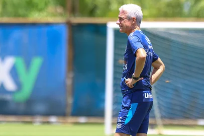 O técnico Luís Castro comanda treino do Grêmio no CT Luiz Carvalho.<!-- NICAID(16210647) -->