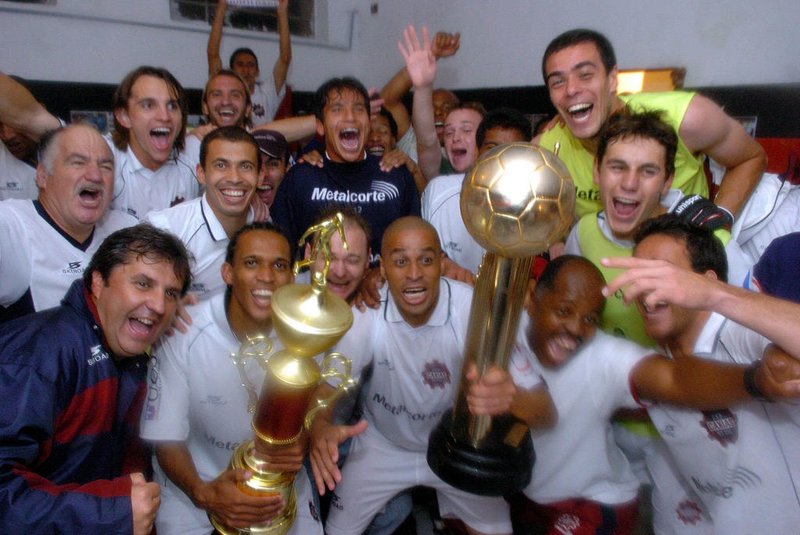 *** Caxias campeão/taça - Xu ***Caxias campeão da Copa Amoretty.Equipe garantiu a vitória sobre o Brasil-Pe.Jogadores comemoram o título com a taça.<!-- NICAID(1163355) -->