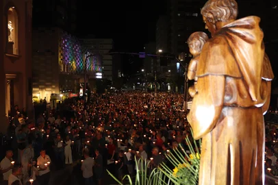 Procissão luminosa reúne mais de quatro mil fiéis e abre a 148ª Festa de Santo Antônio, em Bento Gonçalves.<!-- NICAID(16236956) -->
