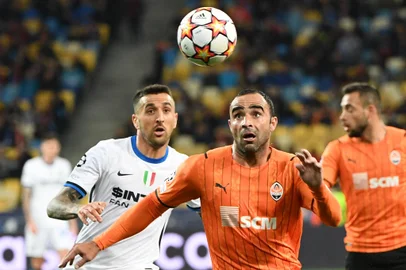Inter Milan's Uruguayan midfielder Matias Vecino (L) and Shakhtar Donetsk's Brazilian defender Ismaily vie for the ball during the UEFA Champions League football match between Shakhtar Donetsk and Inter Milan at the Olympic Stadium in Kiev on September 28, 2021. (Photo by Sergei SUPINSKY / AFP)Editoria: SPOLocal: KievIndexador: SERGEI SUPINSKYSecao: soccerFonte: AFPFotógrafo: STF<!-- NICAID(15162410) -->