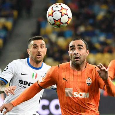 Inter Milan's Uruguayan midfielder Matias Vecino (L) and Shakhtar Donetsk's Brazilian defender Ismaily vie for the ball during the UEFA Champions League football match between Shakhtar Donetsk and Inter Milan at the Olympic Stadium in Kiev on September 28, 2021. (Photo by Sergei SUPINSKY / AFP)Editoria: SPOLocal: KievIndexador: SERGEI SUPINSKYSecao: soccerFonte: AFPFotógrafo: STF<!-- NICAID(15162410) -->