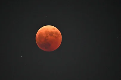 The blood moon is seen during a total lunar eclipse in Goyang, northwest of Seoul, on November 8, 2022. (Photo by JUNG YEON-JE / AFP)Editoria: SCILocal: GoyangIndexador: JUNG YEON-JESecao: natural scienceFonte: AFPFotógrafo: STF<!-- NICAID(15258468) -->