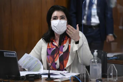 Comissão Parlamentar de Inquérito da Pandemia (CPIPANDEMIA) realiza oitiva da fiscal de contratos no Ministério da Saúde que autorizou a compra da vacina indiana Covaxin. A fatura de pagamento referente ao contrato de aquisição do imunizante teria diversos indícios de irregularidades.À bancada, em pronunciamento, senadora Simone Tebet (MDB-MS). Foto: Edilson Rodrigues/Agência Senado<!-- NICAID(14827586) -->