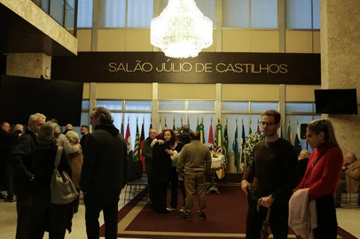 PORTO ALEGRE, RS, BRASIL, 28-06-2025: Velório do jornalista Ruy Carlos Ostermann. Professor, como era conhecido, estava internado desde maio, em Porto Alegre, e morreu aos 90 anos. A cerimônia de despedida ocorre no Salão Júlio de Castilhos na Assembleia Legislativa do RS. Foto: Renan Mattos/Agencia RBS<!-- NICAID(16069626) -->