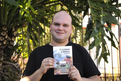 O caxiense apresenta “O colecionador de momentos e outras crônicas”Quatro anos depois de lançar o seu segundo livro, o escritor e jornalista caxiense Gustavo Tamagno Martins, 22 anos, apresenta aos leitores a sua nova obra intitulada “O colecionador de momentos e outras crônicas”. O livro reúne 100 crônicas, que tratam sobre assuntos cotidianos, sentimentos e singelezas da vida. O jovem está preparando um lançamento com sessão de autógrafos para o início do próximo ano.<!-- NICAID(15293656) -->