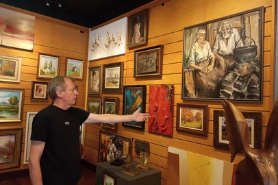 Caxias se despede nesta sexta (27) de um dos endereços mais emblemáticos do bairro São Pelegrino: a Molduraria Caxiense. A casa, eternizada pelo trabalho minucioso, pela valorização dos artistas locais e pelo carisma e apuro estético do senhor Hermínio Bassanesi (1925-2014), encerra as atividades por uma decisão pessoal do atual proprietário, Dalfrei Carniel Horbach _ atuante na molduraria desde 1979, quando iniciou na empresa, aos 14 anos.Na foto, Dalfrei mostra algumas telas e artistas revelados na molduraria nos anos 1970, como Robison Sobrera (autor do quadro do casal na parede).<!-- NICAID(15941347) -->