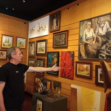 Caxias se despede nesta sexta (27) de um dos endereços mais emblemáticos do bairro São Pelegrino: a Molduraria Caxiense. A casa, eternizada pelo trabalho minucioso, pela valorização dos artistas locais e pelo carisma e apuro estético do senhor Hermínio Bassanesi (1925-2014), encerra as atividades por uma decisão pessoal do atual proprietário, Dalfrei Carniel Horbach _ atuante na molduraria desde 1979, quando iniciou na empresa, aos 14 anos.Na foto, Dalfrei mostra algumas telas e artistas revelados na molduraria nos anos 1970, como Robison Sobrera (autor do quadro do casal na parede).<!-- NICAID(15941347) -->