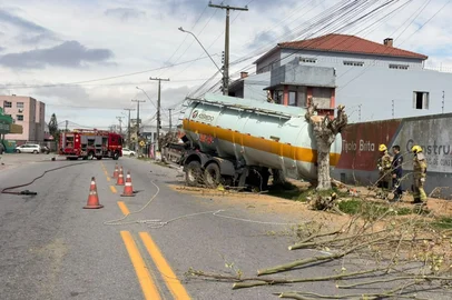 Laura Cosme / Grupo RBS acidente caminhao bitrem rio grande<!-- NICAID(16361832) -->