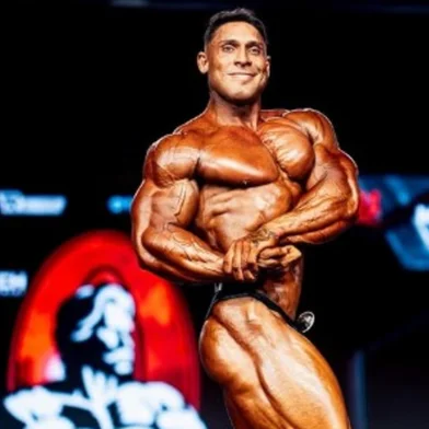 O brasileiro Ramon Dino terminou em terceiro lugar na Classic Physique do Mr. Olympia 2026, realizado na madrugada deste sábado (26), em Las Vegas, nos Estados Unidos. Atual campeão da categoria, o acreano buscava o bicampeonato, mas ficou atrás do britânico Niall Darwen, que conquistou o título, e do alemão Mike Sommerfeld, medalha de prata.<!-- NICAID(16374354) -->