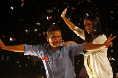 Presidential candidate of the Gana Peru Party retired Army commander Ollanta Humala waves to the crowd with his wife Nadine Heredia as he celebrate the first poll count in Lima on June 5 2011 zol,eleições,peru,ollanta humala,vitória,comemoração,keiko fujimori,celebração,resultado,06/06/2011