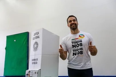 PELOTAS, RS, BRASIL, 30.10.2022: Candidato Eduardo Leite vota em Pelotas. Foto: Camila Hermes/Agência RBS<!-- NICAID(15249898) -->