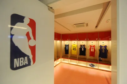 GRAMADO, RS, BRASIL, 18/04/2023. Inauguração do NBA Park, em Gramado. O parque tem mais de 4000m² de área total, dividido em diversos ambientes, com cerca de 15 atrações  e contando também com diversos produtos oficiais relacionados à NBA. (Bruno Todeschini/Agência RBS)Indexador: BTK<!-- NICAID(15406118) -->
