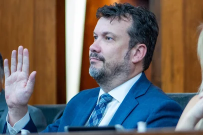 PORTO ALEGRE, RS, Brasil - 11.02.2025 - O governador Eduardo Leite participou, na tarde desta terça-feira (11/2), da sessão solene de abertura do ano legislativo. Na ocasião, entregou ao presidente da Assembleia Legislativa, deputado Pepe Vargas, a Mensagem Anual do Executivo ao Parlamento gaúcho. O documento faz um balanço do ano de 2024, a partir da perspectiva do governo estadual, e das prioridades para 2025. As mensagens do governador constituem documentos históricos entregues pelos líderes do Executivo desde 1829. Na foto, secretário chefe da Casa Civil, Artur Lemos, e secretária do Planejamento, Danielle Calazans.<!-- NICAID(16000410) -->