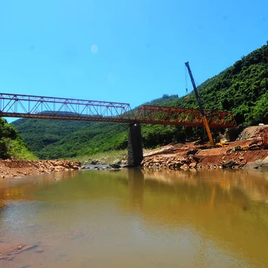 NOVA ROMA DO SUL, RS, BRASIL, 27/12/2023. Segunda peça da ponte sobre o Rio das Antas, na RS-448, entre Nova Roma do Sul e Farroupilha, é posicionada sobre os pilares da antiga estrutura que foi levada na enchente de 04/09/2023. (Porthus Junior/Agencia RBS)<!-- NICAID(15635445) -->