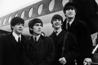 FILE - Tale Of Two Apples Said To Merge In Online DealLONDON - FEBRUARY 8, 1964:  (FILE) (L-R) Paul McCartney, George Harrison, Ringo Starr and John Lennon of the British pop group The Beatles are shown at London Airport February 8, 1964 in London, England.  Fortune magazine reported November 27, 2006 that the Fab Four and Apple Computer were close to a deal that would make the group's extensive library of rock classics available exclusively for a limited time on the computer company's iTunes Store website.  (Photo by Getty Images) *** Local Caption *** Paul McCartney;George Harrison;Ringo Starr;John LennonEditoria: ACELocal: LondonIndexador: Evening StandardFonte: Getty Images North AmericaFotógrafo: Stringer<!-- NICAID(14472665) -->