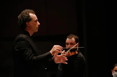 A Academia Gramadense de Letras e Artes (AGLA), em parceria com a XIIª edição do Gramado In Concert, anunciou o maestro, compositor e professor da UFRGS, Dimitri Cervo, como o artista homenageado do evento em 2026. O festival, que ocorre de 30 de janeiro a 7 de fevereiro, consolida a Serra Gaúcha como o epicentro da música erudita mundial, reunindo mais de 400 alunos de 22 estados brasileiros e 14 países.<!-- NICAID(16206654) -->