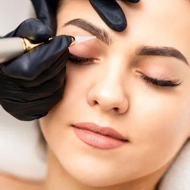 Permanent makeup on female eyebrowsMicropigmentação - Foto: okskukuruza/stock.adobe.comFonte: 393819661<!-- NICAID(15525341) -->