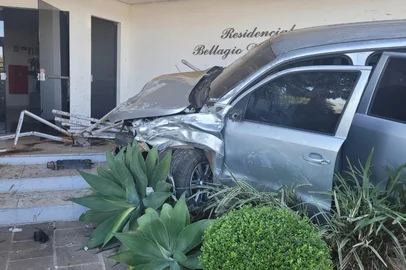 Veículo invade entrada de prédio residencial no bairro Cinquentenário, em Caxias do Sul<!-- NICAID(16189414) -->