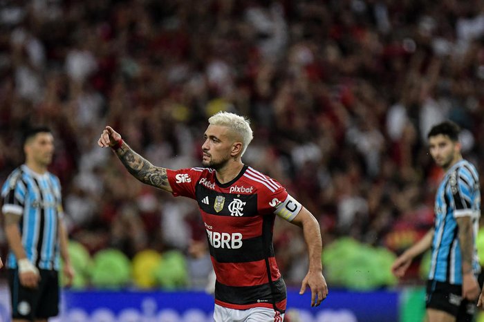 Futebol Flamengo volta a derrotar Grêmio e está na decisão da Copa do  Brasil Arrascaeta marca de pênalti e Rubro-Negro vence por 1 a 0 no  Maracanã ‣ Portal Terra da Luz