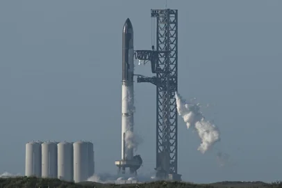FThe SpaceX Starship rocket stands on the launchpad from the SpaceX Starbase in Boca Chica as seen from South Padre Island, Texas on April 17, 2023. - SpaceX on Monday postponed the first test flight of Starship, the most powerful rocket ever built.Liftoff of the giant rocket was called off just minutes ahead of the scheduled launch time because of a pressurization issue, SpaceX officials said. (Photo by Patrick T. Fallon / AFP)Editoria: SCILocal: South Padre IslandIndexador: PATRICK T. FALLONSecao: space programmeFonte: AFPFotógrafo: STF<!-- NICAID(15404728) -->