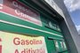 Porto Alegre, RS, Brasil, 03/01/2023 - Maioria dos postos reduz preço da gasolina e média do litro fica abaixo de R$ 5 em Porto Alegre  - Foto: Tiago Boff/Agência RBS<!-- NICAID(15310872) -->
