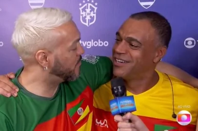 Belo e Deíllson se reencontram nos bastidores do "Futebol Solidário".<!-- NICAID(15773620) -->