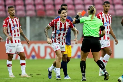 PE - PERNAMBUCANO-RETRÔ-NÁUTICO - GERAL - Torcida durante a partida entre Retrô e Naútico, válida pela Final do Campeonato Pernambucano na Arena de Pernambuco em Recife (PE), neste sábado (30). Ábitra  Deborah Cecilia 30/04/2022 - Foto: MARLON COSTA/FUTURA PRESS/FUTURA PRESS/ESTADÃO CONTEÚDO<!-- NICAID(15083050) -->