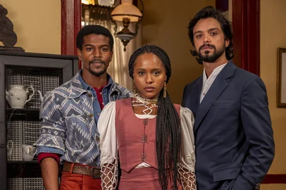 Angélica Goudinho / TV Globo/Divulgação Tonho (Ronald Sotto), Alika (Duda Santos) e omar (Rodrigo Simas), a nobreza do amor<!-- NICAID(16345985) -->