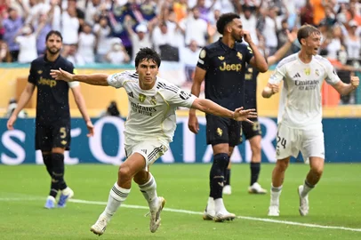 Real Madrid's Spanish forward #30 Gonzalo Garcia (2nd-L) celebrates after scoring the opening goal during the FIFA Club World Cup 2025 round of 16 football match between Spain's Real Madrid and Italy's Juventus at the Hard Rock Stadium in Miami on July 1, 2025. (Photo by Patricia DE MELO MOREIRA / AFP)<!-- NICAID(16071272) -->