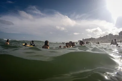 CAPÃO DA CANOA, RS, BRASIL, 02-01-2026: Foto de dentro do mar, em Capão da Canoa, para post no site de GZH sobre a cobertura de verão. (Foto: André Ávila/Agência RBS)<!-- NICAID(16205469) -->