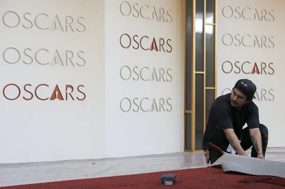 A worker installs red carpet as preparations are made on the carpet arrivals area ahead of the 98th Annual Academy Awards outside the Dolby Theatre in Hollywood, California, on March 12, 2026. (Photo by ANGELA WEISS / AFP)<!-- NICAID(16244673) -->