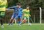 Com dois reforços em campo, técnico do Juventude observa elenco em jogo-treino diante do Esportivo
