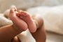 Cute baby feetBebês, pés, mãos, criança. Foto: Seventyfour  / stock.adobe.comFonte: 269997454<!-- NICAID(14671731) -->