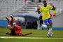 Brazil's defender Robert Renan (R) reacts after a foul to Tunisia's forward Mohamed Dhaoui (L) during the Argentina 2023 U-20 World Cup round of 16 football match between Brazil and Tunisia at the Diego Armando Maradona stadium in La Plata, Argentina, on May 31, 2023. (Photo by LUIS ROBAYO / AFP)Editoria: SPOLocal: La PlataIndexador: LUIS ROBAYOSecao: soccerFonte: AFPFotógrafo: STF<!-- NICAID(15635615) -->