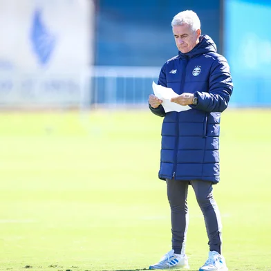 RS - FUTEBOL/ TREINO GREMIO 2026 - ESPORTES - Jogadores do Gremio realizam treino tÃ©cnico durante a manha desta terca-feira, no CT Luiz Carvalho, na preparaÃ§Ã£o para a partida valida pela Copa Sul-Americana 2026. Na foto, Luís Castro. FOTO: LUCAS UEBEL/GREMIO FBPA<!-- NICAID(16276668) -->