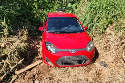 A Delegacia de Repressão às Ações Criminosas Organizadas (Draco) de Caxias do Sul recuperou um carro roubado e prendeu um homem de 18 anos pelo crime de receptação na terça-feira (11). O homem foi preso no bairro Salgado Filho com pertences da vítima. Segundo a Polícia Civil, ele apontou que o carro estava escondido em outro endereço, em uma área de mata, em Galópolis. <!-- NICAID(16166056) -->