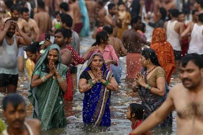 Pilgrims take a holy dip in Sangam, the confluence of Ganges, Yamuna and mythical Saraswati rivers, on the occasion of Maha Shivaratri, on the last day of the Maha Kumbh Mela festival in Prayagraj on February 26, 2025. (Photo by Niharika KULKARNI / AFP)Editoria: RELLocal: PrayagrajIndexador: NIHARIKA KULKARNISecao: hinduismFonte: AFPFotógrafo: STR<!-- NICAID(15984176) -->