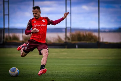 O lateral-esquerdo Renê participa de treino do Inter no CT Parque Gigante.<!-- NICAID(15912484) -->