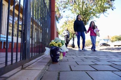 ESTAÇÃO, RS, BRASIL, 09-07-2025: Pais de alunos protestam em frente à Escola Municipal Maria Nascimento Giacomazzi, onde um ataque a faca deixou uma criança morta e outras três pessoas feridas na manhã desta terça-feira (8). O crime abalou a pequena cidade de cerca de 6 mil habitantes, no norte do Rio Grande do Sul. Foto: Jefferson Botega/Agência RBSIndexador: jeff botega<!-- NICAID(16076471) -->