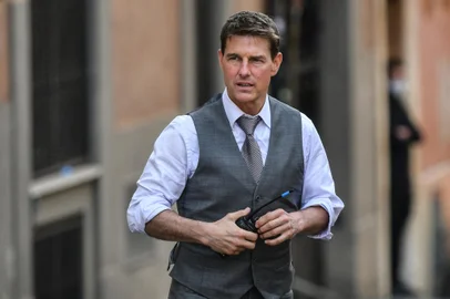 (FILES) In this file photo taken on October 06, 2020 US actor Tom Cruise is pictured during the filming of "Mission Impossible : Lybra" in Rome. - Tom Cruise sealed his reputation for performing his own dangerous stunts as "Mission Impossible" footage of him riding a motorbike off a treacherous cliff stunned movie theater bosses at their annual convention August 26, 2021. (Photo by Alberto PIZZOLI / AFP)<!-- NICAID(14873374) -->
