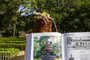 PORTO ALEGRE, RS, BRASIL, 25/05/2023- Historiador da arte José Francisco Alves, mostra monumentos depredados no Parque da Redenção. Foto: Jefferson Botega / Agencia RBSIndexador: Jeff Botega<!-- NICAID(15437811) -->