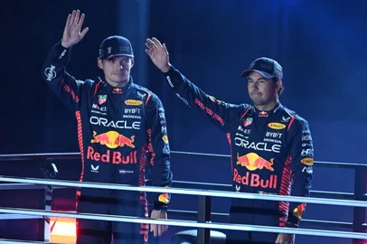 Red Bull Racing's Dutch driver Max Verstappen (L) and teammate Red Bull Racing's Mexican driver Sergio Perez  participate in the opening ceremony for the Las Vegas Grand Prix on November 15, 2023, in Las Vegas, Nevada. (Photo by Jim WATSON / AFP)Editoria: SPOLocal: Las VegasIndexador: JIM WATSONSecao: motor racingFonte: AFPFotógrafo: STF<!-- NICAID(15598978) -->